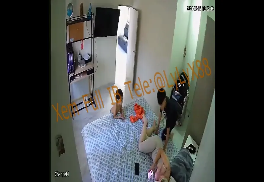 Clip: Con trai nện mẹ ruột.